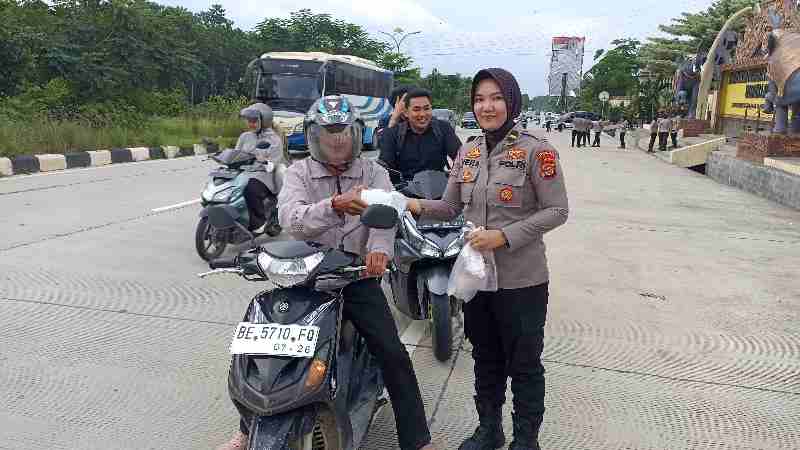 Polwan Polda Lampung Tebar Kebaikan, Bagikan Takjil untuk Masyarakat Polwan Polda Lampung Tebar Kebaikan, Bagikan Takjil untuk Masyarakat