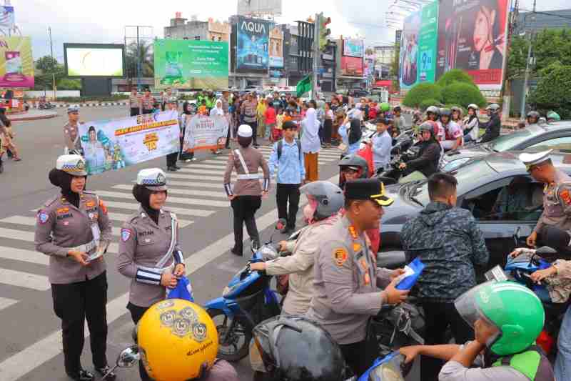 Polresta Bandar Lampung Gencar Sosialisasi Tagline Mudik Aman-Keluarga Nyaman Hingga Hotline Mudik 110 Polresta Bandar Lampung Gencar Sosialisasi Tagline Mudik Aman-Keluarga Nyaman Hingga Hotline Mudik 110