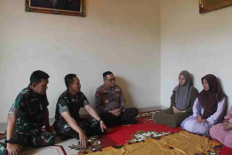 Sampaikan Bela Sungkawa Pangdam II/Swj Didampingi Danrem 043/Gatam Kunjungi Keluarga Korban Sampaikan Bela Sungkawa Pangdam II/Swj Didampingi Danrem 043/Gatam Kunjungi Keluarga Korban