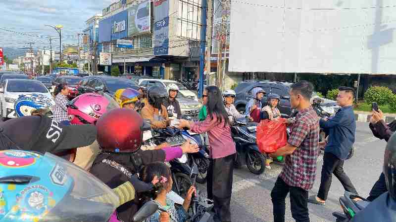 Senator Almira Nabila Fauzi Berbagi Tajil di Tugu Adipura Senator Almira Nabila Fauzi Berbagi Tajil di Tugu Adipura