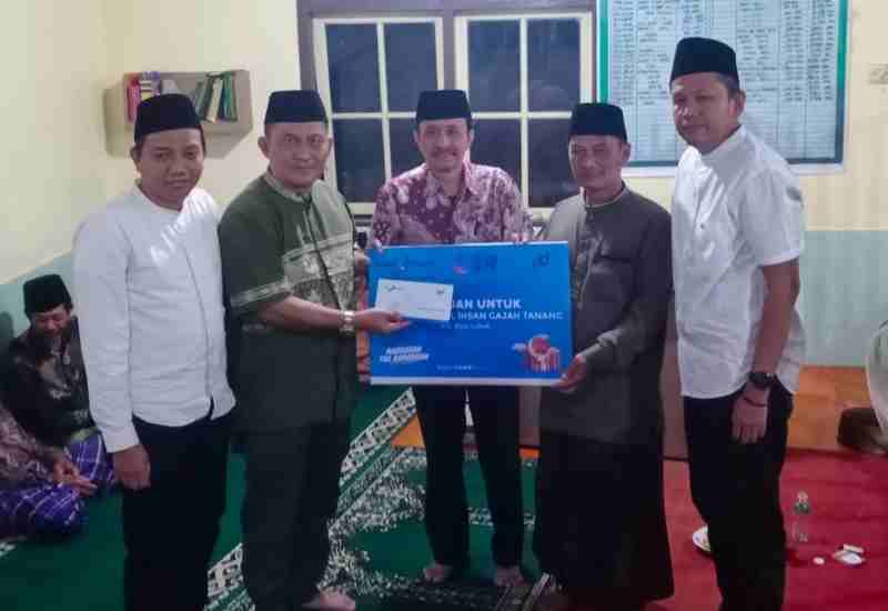TSR XVII Berikan Bantuan Kepada Pengurus Musholah Darul Ihsan Gajah Tanang TSR XVII Berikan Bantuan Kepada Pengurus Musholah Darul Ihsan Gajah Tanang