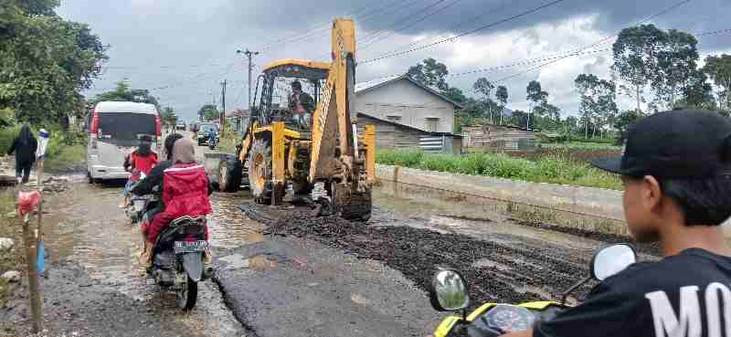Gubernur Mirza Prioritaskan Perbaikan Jalan Liwa–Batas Sumsel untuk Kelancaran Masyarakat Berlebaran Gubernur Mirza Prioritaskan Perbaikan Jalan Liwa–Batas Sumsel untuk Kelancaran Masyarakat Berlebaran