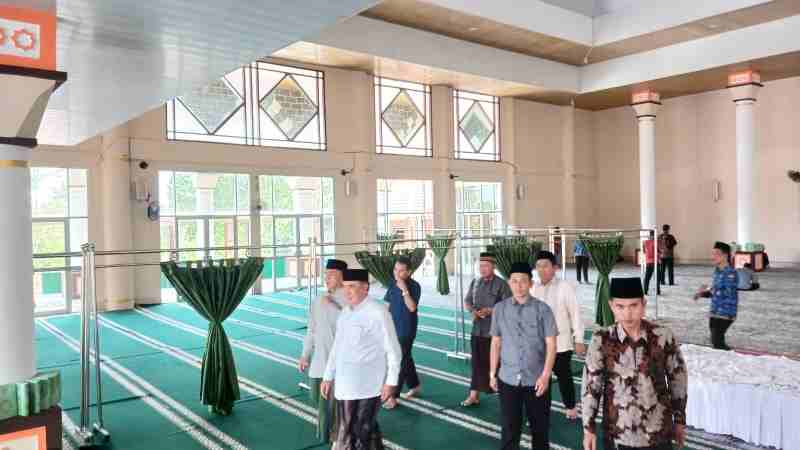 Bupati Moh.Saleh Asnawi Sholat Jumat Berjamaah di Imami Ustadz Tatim Lulusan Alqasimia University Dubai Bupati Moh.Saleh Asnawi Sholat Jumat Berjamaah di Imami Ustadz Tatim Lulusan Alqasimia University Dubai