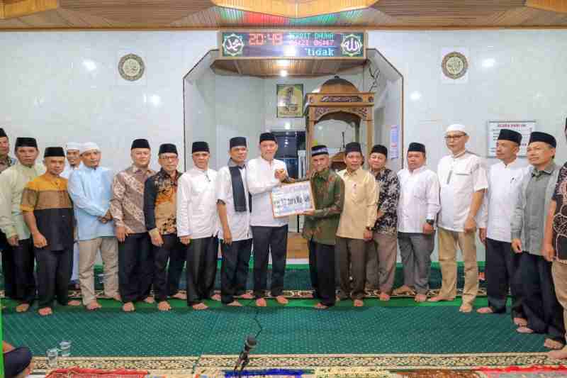 Kunjungi Masjid Jamik, Bupati Sabar AS Motivasi Masyarakat Tingkatkan Iman dan Taqwa Kunjungi Masjid Jamik, Bupati Sabar AS Motivasi Masyarakat Tingkatkan Iman dan Taqwa
