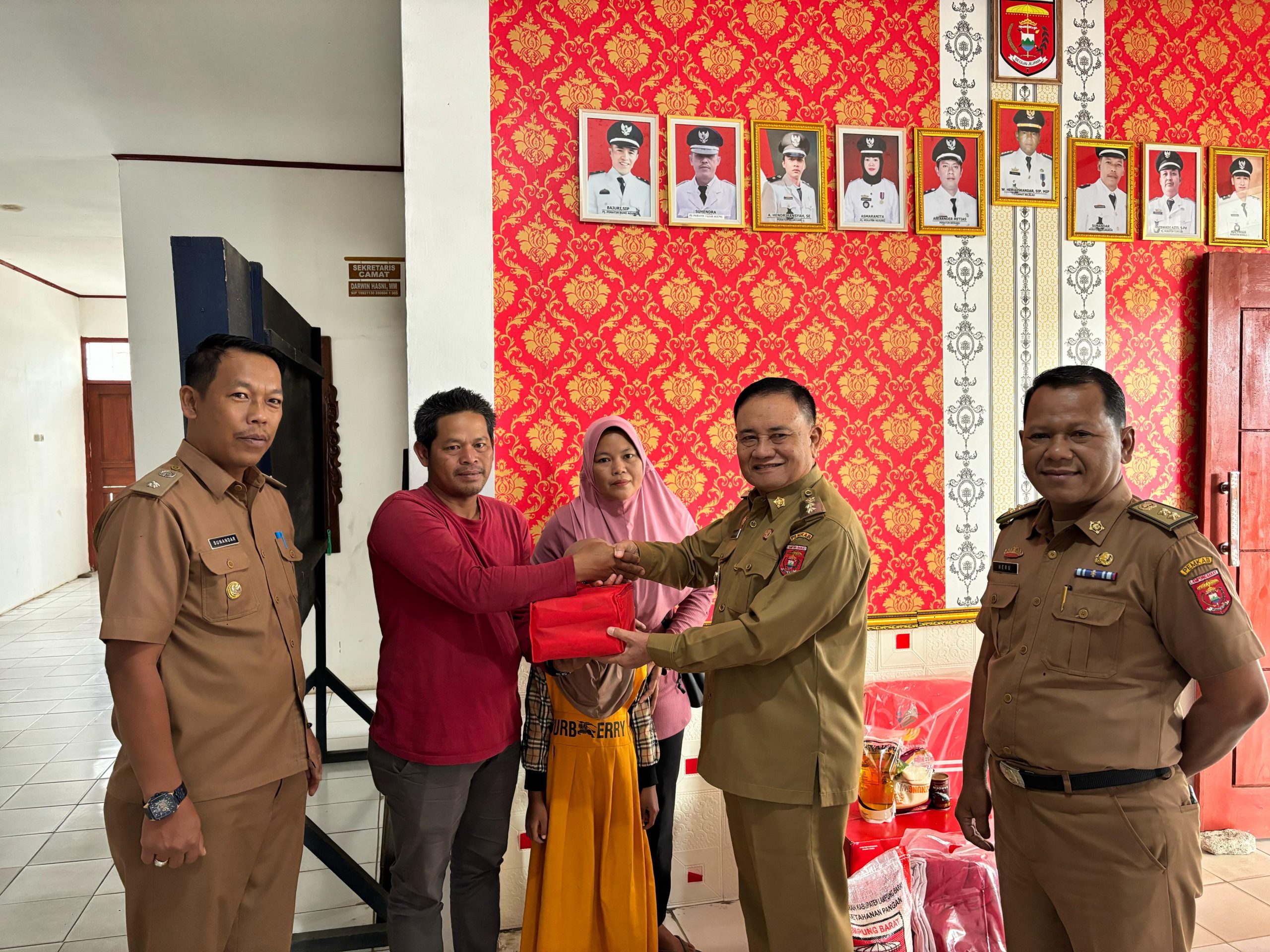 Mad Hasnurin Salurkan Bantuan Untuk Korban Kebakaran di Pekon Serungkuk Mad Hasnurin Salurkan Bantuan Untuk Korban Kebakaran di Pekon Serungkuk