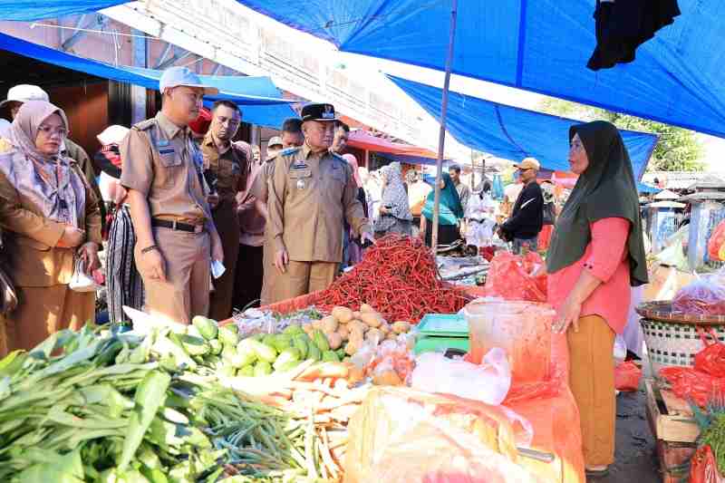 Wabup Mad Hasnurin Hadir Menjawab Keluhan Masyarakat Terhadap Kelangkaan Gas LPG Wabup Mad Hasnurin Hadir Menjawab Keluhan Masyarakat Terhadap Kelangkaan Gas LPG