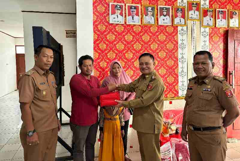 Mad Hasnurin Salurkan Bantuan Untuk Korban Kebakaran di Pekon Serungkuk Mad Hasnurin Salurkan Bantuan Untuk Korban Kebakaran di Pekon Serungkuk