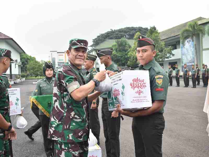 Danrem 043/Gatam Berikan Bingkisan Kepada Prajurit dan PNS Danrem 043/Gatam Berikan Bingkisan Kepada Prajurit dan PNS