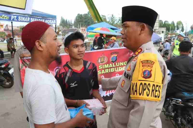 Kapolres Simalungun Berbagi Takjil Gratis, Wujudkan Kepedulian Selama Bulan Ramadhan Kapolres Simalungun Berbagi Takjil Gratis, Wujudkan Kepedulian Selama Bulan Ramadhan
