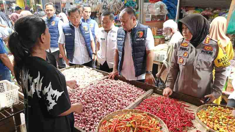 Polda Lampung Sidak Pasar, Pastikan Harga Bapokting Jelang Idulfitri Terkendali Polda Lampung Sidak Pasar, Pastikan Harga Bapokting Jelang Idulfitri Terkendali
