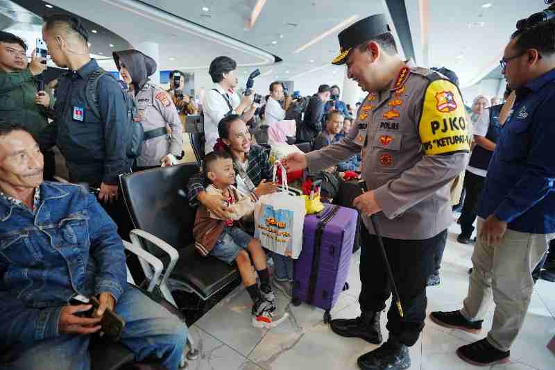 Tinjau Pelabuhan Merak, Kapolri Sebut Terjadi Penguraian Kepadatan Imbas Kebijakan Diskon Tiket dan WFA Tinjau Pelabuhan Merak, Kapolri Sebut Terjadi Penguraian Kepadatan Imbas Kebijakan Diskon Tiket dan WFA