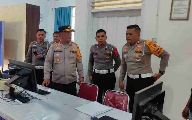 Kapolres Simalungun Lakukan Sidak Mendadak Pelayanan SIM Kapolres Simalungun Lakukan Sidak Mendadak Pelayanan SIM