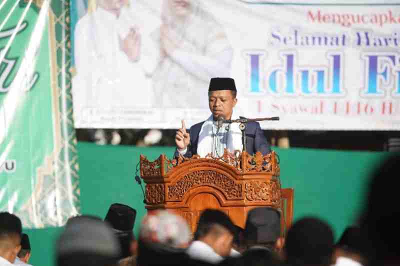 Bupati dan Wakil Bupati Pringsewu Salat Idulfitri di Lapangan Pendopo Kabupaten Bupati dan Wakil Bupati Pringsewu Salat Idulfitri di Lapangan Pendopo Kabupaten