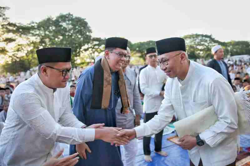 Gubernur Mirza Tunaikan Salat Ied Bersama Ribuan Warga dan 58 Instansi Pemprov Lampung Gubernur Mirza Tunaikan Salat Ied Bersama Ribuan Warga dan 58 Instansi Pemprov Lampung
