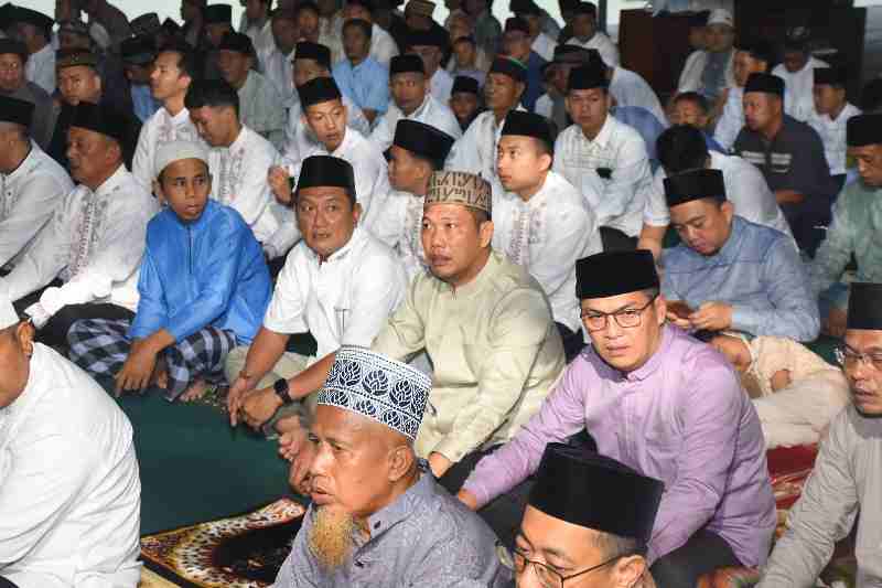 Harmoni di Hari Raya: Bupati dan Wakil Bupati Tubaba Laksanakan Sholat Ied Bersama Masyarakat Harmoni di Hari Raya: Bupati dan Wakil Bupati Tubaba Laksanakan Sholat Ied Bersama Masyarakat