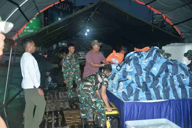 Prajurit Yonif 7 Marinir ikut Dirikan Posko untuk Penggalangan Bantuan Kemanusian Korban Bencana Prajurit Yonif 7 Marinir ikut Dirikan Posko untuk Penggalangan Bantuan Kemanusian Korban Bencana