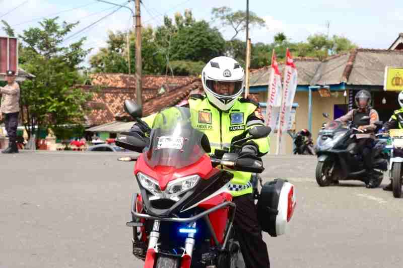 Kapolres Lampung Tengah Pantau Arus Balik Mudik Lebaran dengan Naik Motor Kapolres Lampung Tengah Pantau Arus Balik Mudik Lebaran dengan Naik Motor