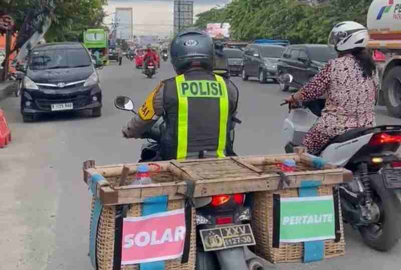 Cara Polisi di Lampung Layani Pemudik, Sediakan BBM Keliling Gratis bagi yang Kehabisan Bensin Cara Polisi di Lampung Layani Pemudik, Sediakan BBM Keliling Gratis bagi yang Kehabisan Bensin