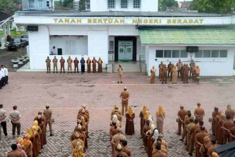 Tegas Pasca Libur Nasional, Bupati Sergai Ingatkan Disiplin Kunci Utama Kinerja Efektif ASN Tegas Pasca Libur Nasional, Bupati Sergai Ingatkan Disiplin Kunci Utama Kinerja Efektif ASN