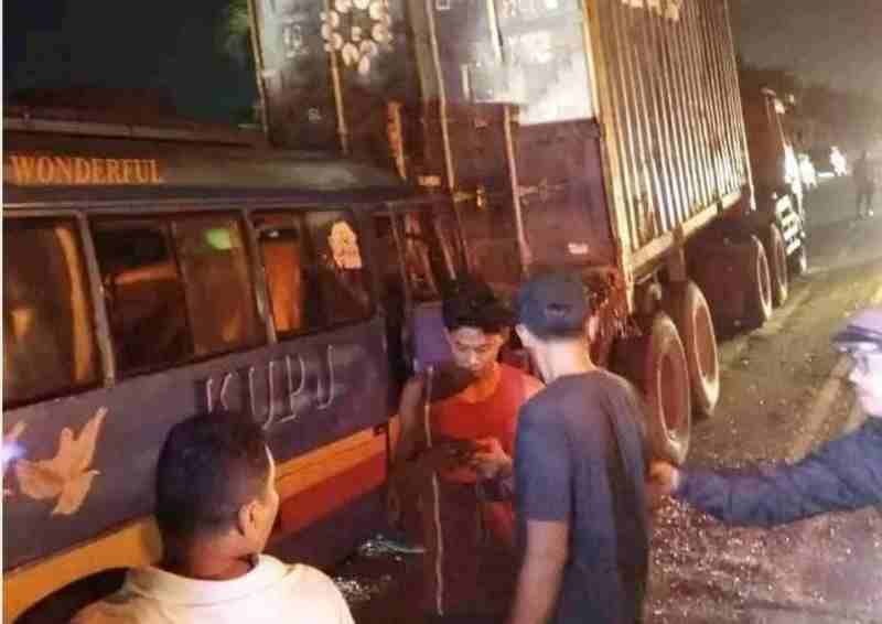 Mobil KUPJ Tabrak Fuso Parkir di Perbaungan, Belasan Penumpang Luka-luka Mobil KUPJ Tabrak Fuso Parkir di Perbaungan, Belasan Penumpang Luka-luka