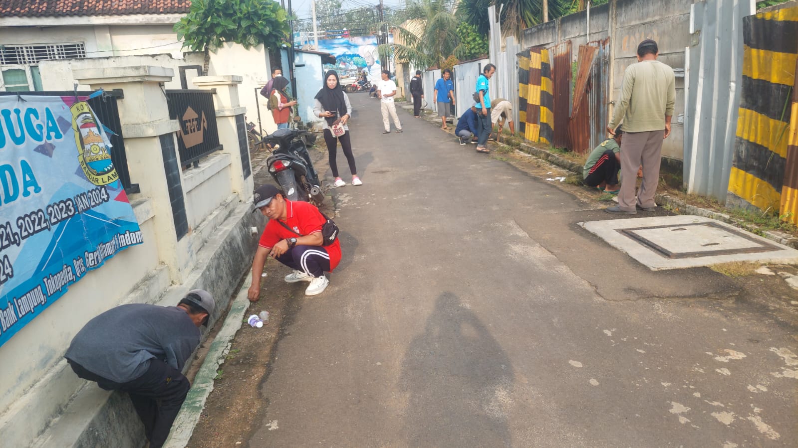 Gotong Royong Warga dan Babinsa di ‘Jumat Bersih’, Wujudkan Lingkungan Sehat dan Bebas Banjir Gotong Royong Warga dan Babinsa di ‘Jumat Bersih’, Wujudkan Lingkungan Sehat dan Bebas Banjir