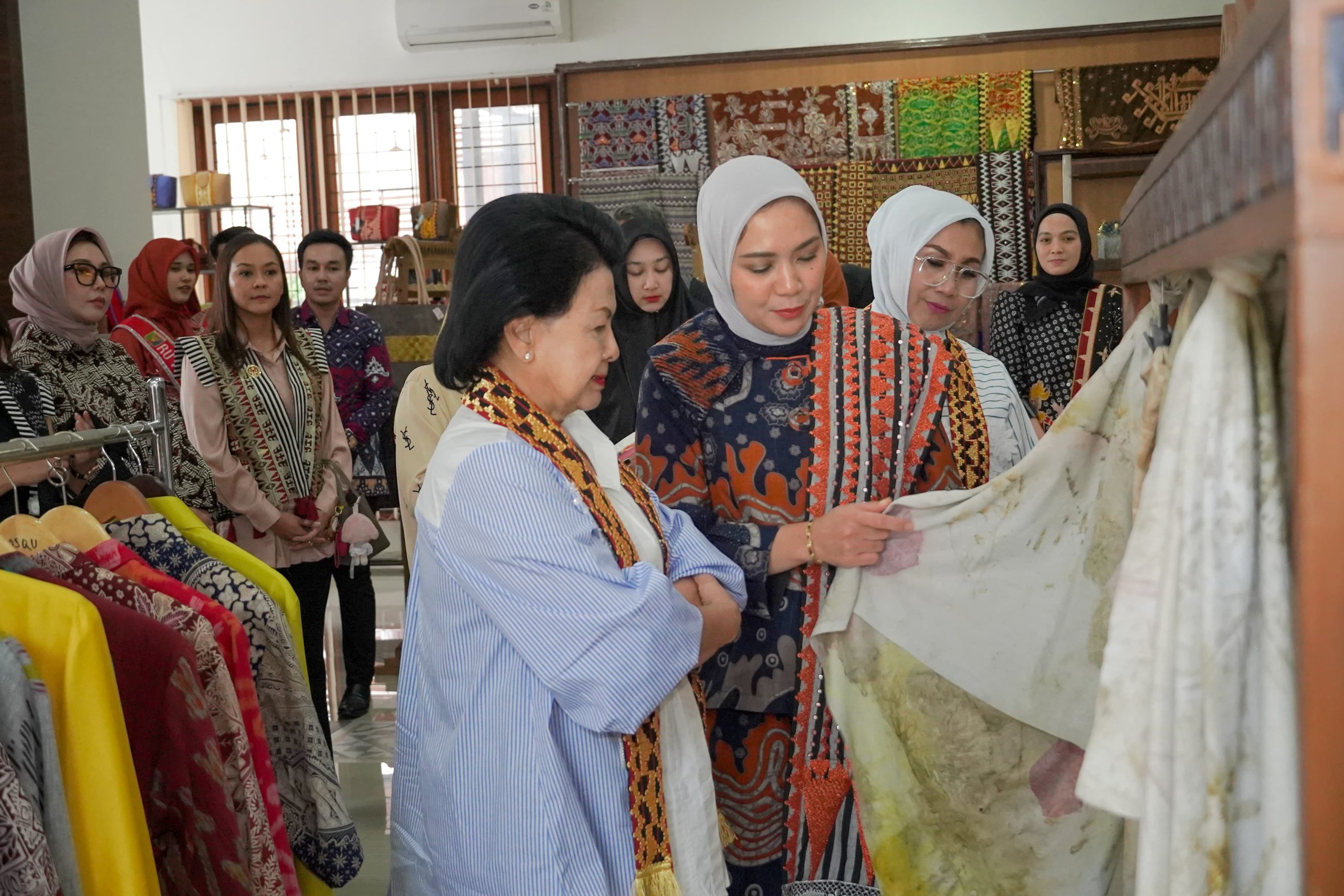 Lampung Dapat Kehormatan, Ketua Umum IAD Kunjungi Dekranasda dan Apresiasi Wastra Lokal Lampung Dapat Kehormatan, Ketua Umum IAD Kunjungi Dekranasda dan Apresiasi Wastra Lokal