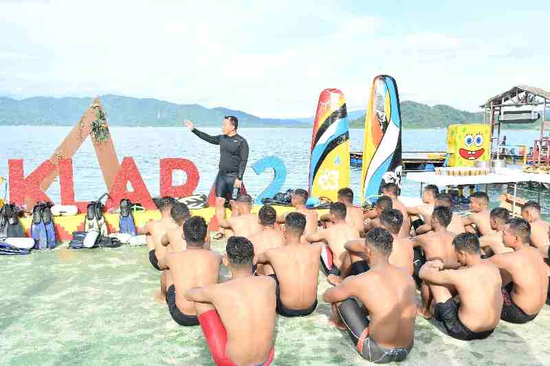 Perwira Brigif 4 Mar/BS Wilayah Lampung Melaksanakan Renang Laut Jarak 2000 Meter Perwira Brigif 4 Mar/BS Wilayah Lampung Melaksanakan Renang Laut Jarak 2000 Meter