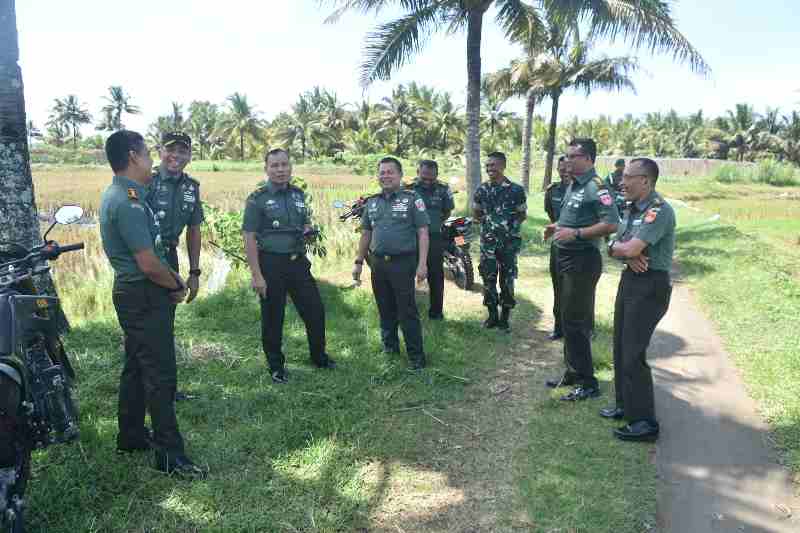 Danrem Wijayakusuma Dampingi Waasrena Kasad Meninjau Lahan Yang Akan Dijadikan Batalyon Teritorial Danrem Wijayakusuma Dampingi Waasrena Kasad Meninjau Lahan Yang Akan Dijadikan Batalyon Teritorial