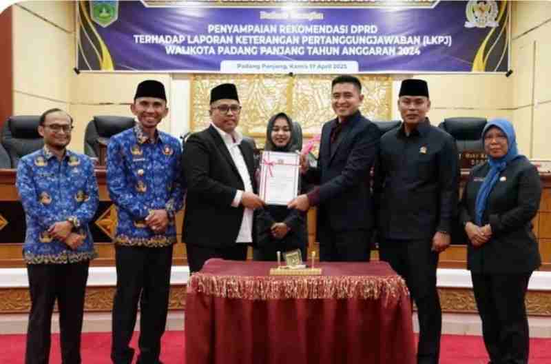 DPRD Sahkan Rekomendasi LKPj Walikota 2024 dan RPJMD 2025–2029 DPRD Sahkan Rekomendasi LKPj Walikota 2024 dan RPJMD 2025–2029