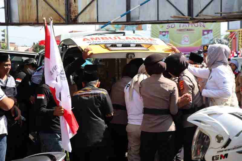 Polisi Sigap Bantu Evakuasi Peserta Aksi Bela Palestina di Bandar Lampung Yang Jatuh Pingsan Polisi Sigap Bantu Evakuasi Peserta Aksi Bela Palestina di Bandar Lampung Yang Jatuh Pingsan