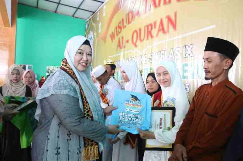 Ratusan Siswa MTs Negeri Pringsewu Ikuti Wisuda Tahfidz Al-Quran Ratusan Siswa MTs Negeri Pringsewu Ikuti Wisuda Tahfidz Al-Quran