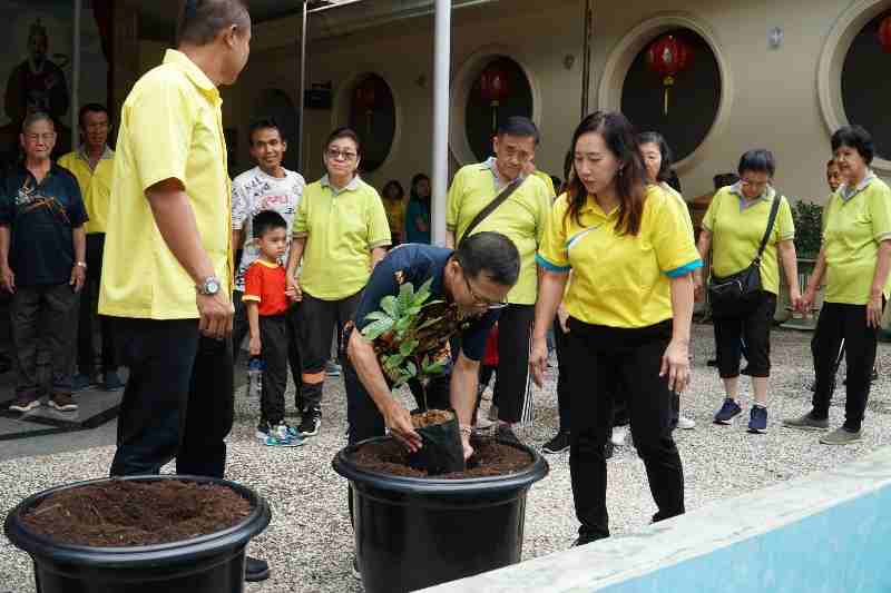 Makna Waisak dalam Aksi Nyata: Umat Buddha Tanam Pohon dan Apotek Hidup Lewat Gerakan Eco Theologi Makna Waisak dalam Aksi Nyata: Umat Buddha Tanam Pohon dan Apotek Hidup Lewat Gerakan Eco Theologi