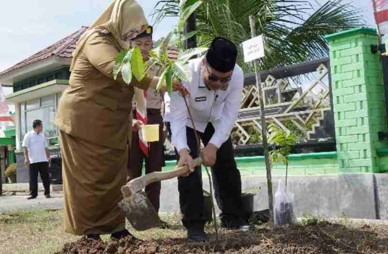 Wabup Umi Laila Ajak Peduli Menjaga Bumi Dengan Menanam Pohon Wabup Umi Laila Ajak Peduli Menjaga Bumi Dengan Menanam Pohon