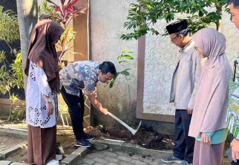 Kanwil Kemenag Lampung Tanam Pohon Matoa di MTs. Nurul Huda Kanwil Kemenag Lampung Tanam Pohon Matoa di MTs. Nurul Huda
