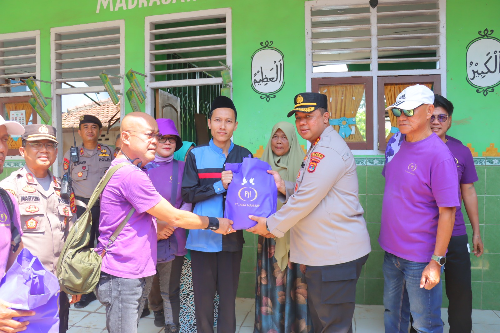 Polresta Balam – PT Asia Makmur Bagikan Ratusan Sembako ke Korban Banjir Polresta Balam – PT Asia Makmur Bagikan Ratusan Sembako ke Korban Banjir