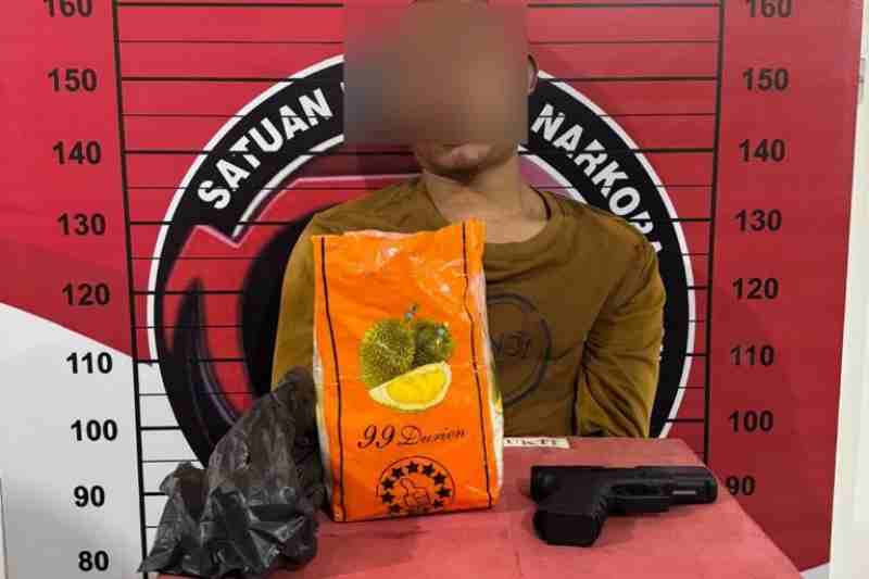 Baku Tembak Dengan Polisi, Dua Pelaku Narkoba Berhasil Kabur, Satu Diringkus 992 Gram Sabu Diamankan Baku Tembak Dengan Polisi, Dua Pelaku Narkoba Berhasil Kabur, Satu Diringkus 992 Gram Sabu Diamankan