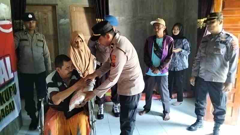 Polres Sergai Sektor Polsek Teluk Mengkudu Salurkan Bansos di Desa Makmur Polres Sergai Sektor Polsek Teluk Mengkudu Salurkan Bansos di Desa Makmur