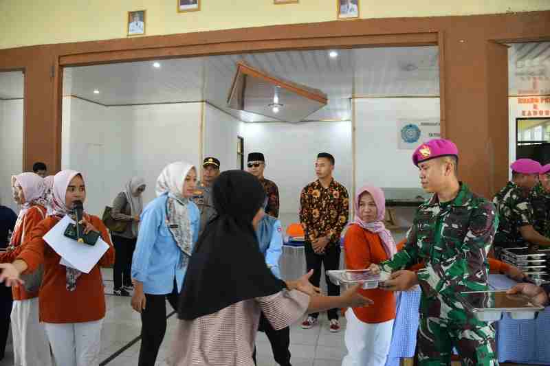 BRIGIF 4 MAR/BS Wujudkan Eksistensi dan Komitmen Satuan Pelayanan Pemenuhan Gizi BRIGIF 4 MAR/BS Wujudkan Eksistensi dan Komitmen Satuan Pelayanan Pemenuhan Gizi