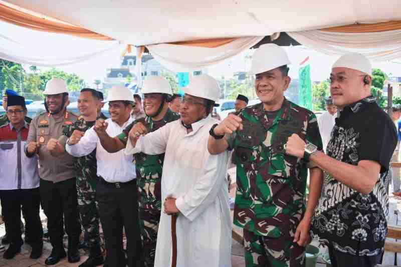 Danrem Hadiri Peletakan Batu Pertama Pembangunan Sekolah Ponpes Riyadhus Sholihin Nur Rahman oleh Irjen TNI Danrem Hadiri Peletakan Batu Pertama Pembangunan Sekolah Ponpes Riyadhus Sholihin Nur Rahman oleh Irjen TNI