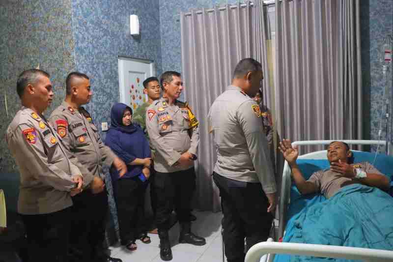 Kapolresta Bandar Lampung Besuk 2 Anggota Yang Terluka Saat Kawal Aksi Unjuk Rasa Kapolresta Bandar Lampung Besuk 2 Anggota Yang Terluka Saat Kawal Aksi Unjuk Rasa