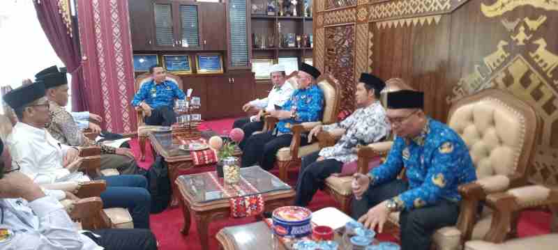 Bupati Lambar Dukung Pelantikan Pengurus MUI, Tegaskan Peran Strategis dalam Pembangunan Karakter Bangsa Bupati Lambar Dukung Pelantikan Pengurus MUI, Tegaskan Peran Strategis dalam Pembangunan Karakter Bangsa