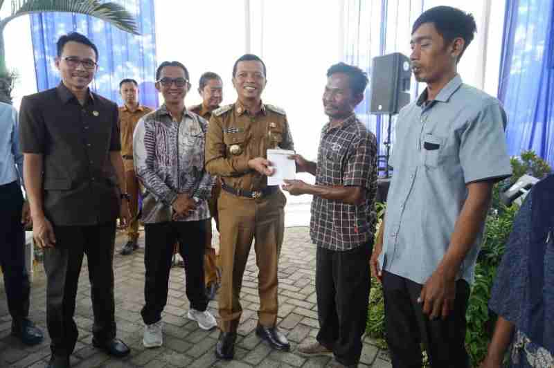 Bupati Riyanto Serahkan Bantuan Sosial Rumah Tinggal Layak Huni Bupati Riyanto Serahkan Bantuan Sosial Rumah Tinggal Layak Huni