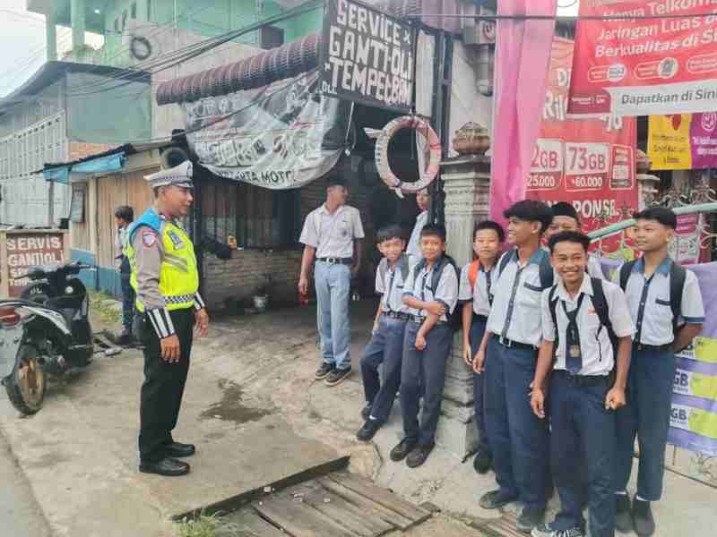 Unit Kamsel Polres Simalungun Gelar Binluh Lalu Lintas di Sekolah YMI Sinaksak Unit Kamsel Polres Simalungun Gelar Binluh Lalu Lintas di Sekolah YMI Sinaksak
