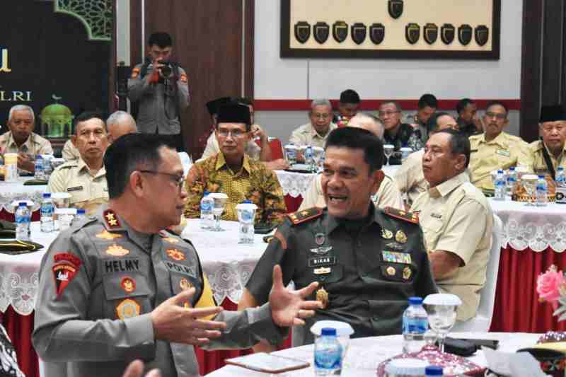 Danrem 043/Gatam Ikuti Halal Bihalal Presiden RI Dengan Purnawirawan TNI-Polri Danrem 043/Gatam Ikuti Halal Bihalal Presiden RI Dengan Purnawirawan TNI-Polri