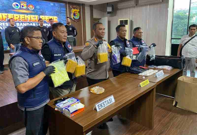 63 Ribu Jiwa Terselamatkan, Polresta Bandar Lampung Gagalkan Peredaran Sabu dan Ekstasi Rp7,2 Miliar 63 Ribu Jiwa Terselamatkan, Polresta Bandar Lampung Gagalkan Peredaran Sabu dan Ekstasi Rp7,2 Miliar