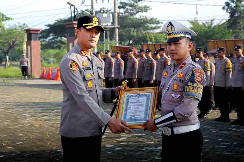 Sepuluh Personel Satlantas Polres Pringsewu Terima Penghargaan Sepuluh Personel Satlantas Polres Pringsewu Terima Penghargaan