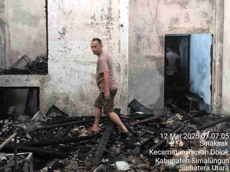 Kebakaran Hanguskan 3 Unit Rumah di Simpang Sinaksak Kebakaran Hanguskan 3 Unit Rumah di Simpang Sinaksak
