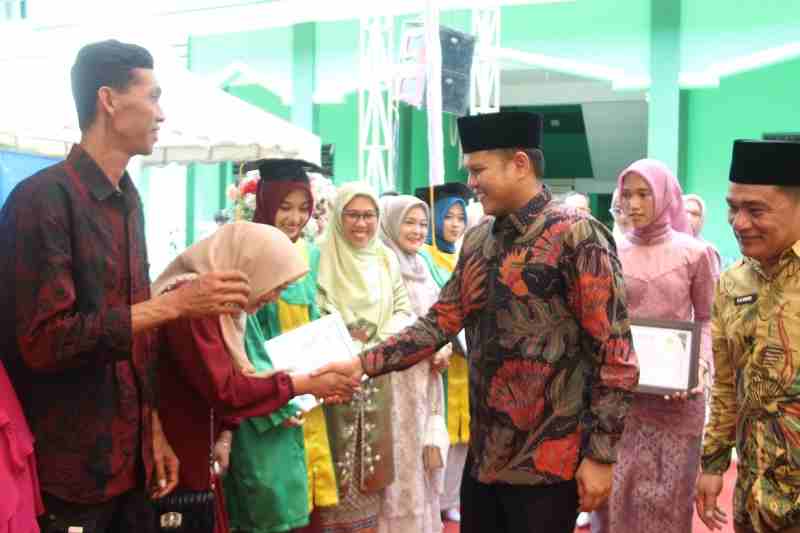 Wabup Sergai Ingatkan Lulusan MA Al Washliyah Jauhi Pengaruh Negatif Wabup Sergai Ingatkan Lulusan MA Al Washliyah Jauhi Pengaruh Negatif