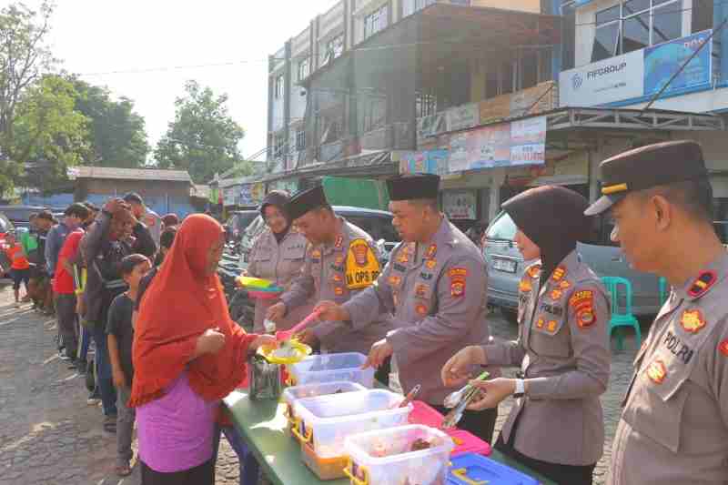 Polisi di Bandar Lampung Sajikan Ratusan Porsi Makan Bergizi Gratis Bagi Masyarakat Polisi di Bandar Lampung Sajikan Ratusan Porsi Makan Bergizi Gratis Bagi Masyarakat