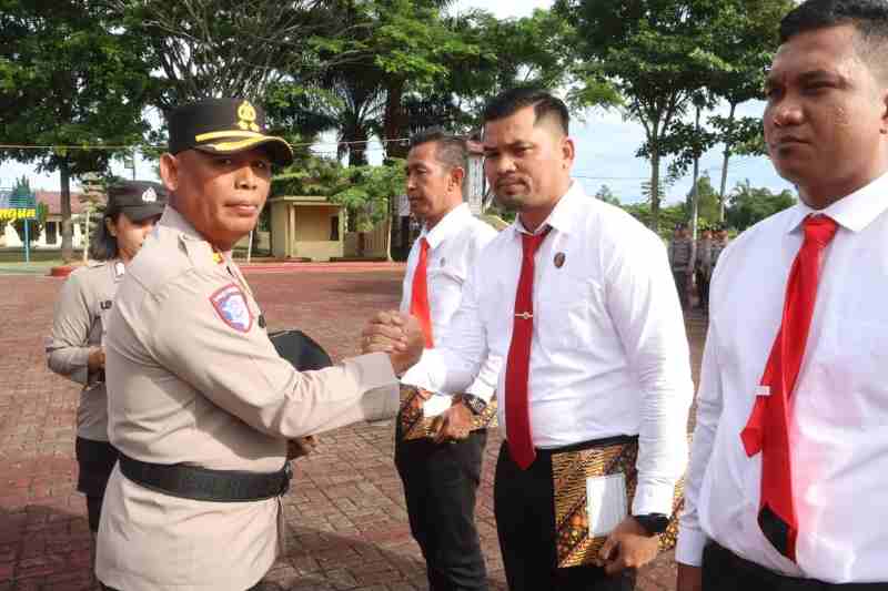 Kapolres Simalungun Berikan Penghargaan Kepada Personel Berprestasi dalam Pengungkapan Kasus Narkoba Kapolres Simalungun Berikan Penghargaan Kepada Personel Berprestasi dalam Pengungkapan Kasus Narkoba